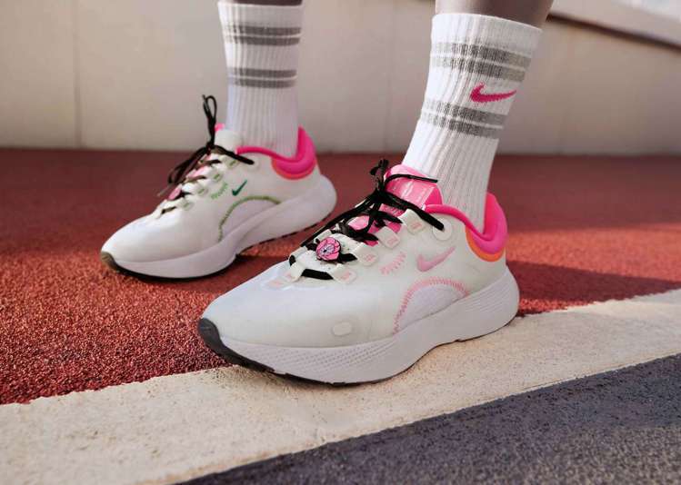 Nike Escape Run鞋款中柔和的粉色代表牡丹、蘭花及各種各樣的鮮花，象徵著好運即將發生。圖／Nike提供