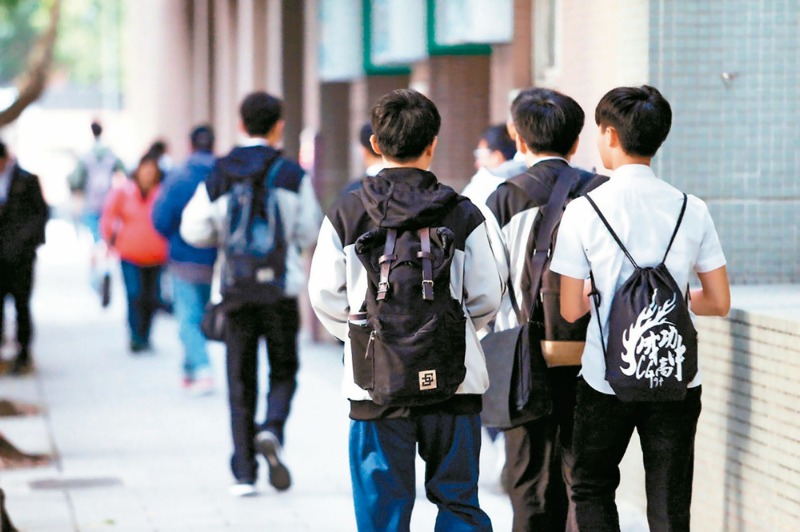台灣國高中學生上課時間全世界最長，幾乎每一、兩年就有一次連署希望延後上課時間，但都雷聲大雨點小。圖為示意圖。圖／聯合報系資料照片