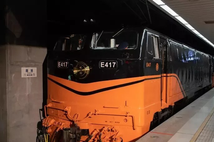 台鐵觀光列車「鳴日號」，外觀以黑色搭配經典橘色。圖／聯合報系資料照片