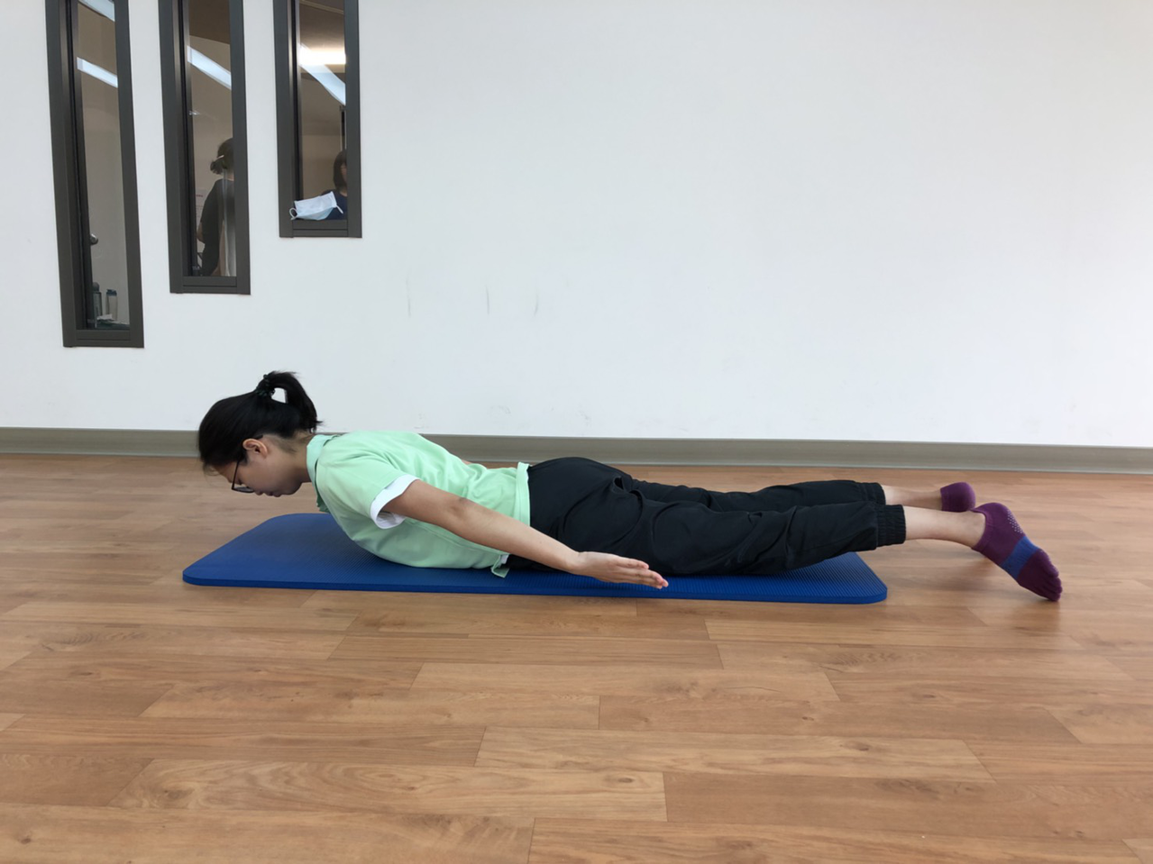 上半身背伸直訓練：趴在地板上，用腹部力量撐起身體，脊椎維持一直線，10秒後放鬆，...