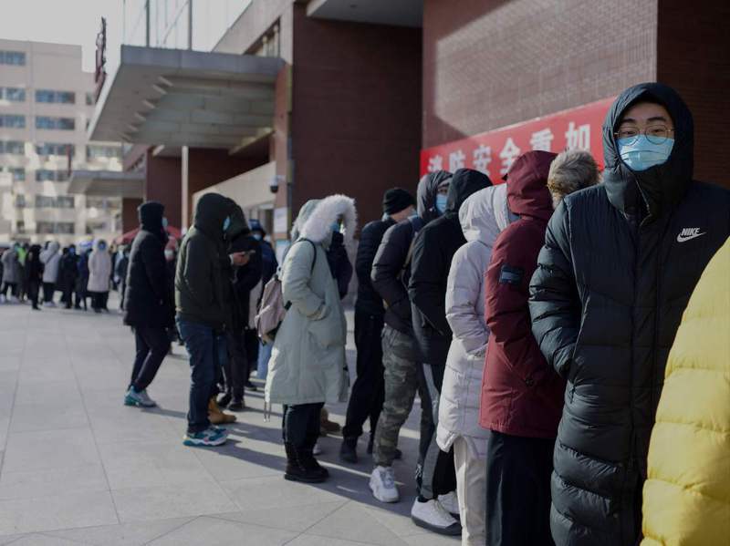 北京民眾在寒風中排隊，準備接受核酸檢測。法新社
