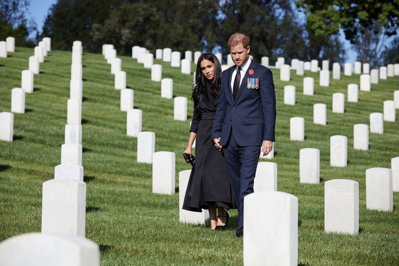 英国哈利王子与妻子梅根2020年11月8日前往美国加州洛杉矶国家公墓，自行纪念国殇纪念日。据传哈利曾请求出席在伦敦战争纪念碑举行的国殇纪念日仪式，但遭白金汉宫拒绝。路透(photo:UDN)