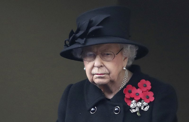 英国女王伊莉莎白二世2020年11月8日出席在伦敦战争纪念碑举行的国殇纪念日仪式，每日邮报1日独家爆料女王总共只用2秒时间，就拍板不准哈利王子一同出席。美联(photo:UDN)