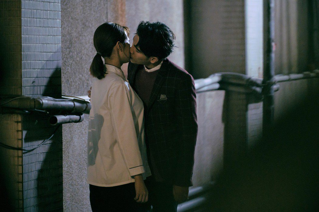 陳彥允（右）為方志友獻出螢幕初吻，無NG一次OK。圖／TVBS提供