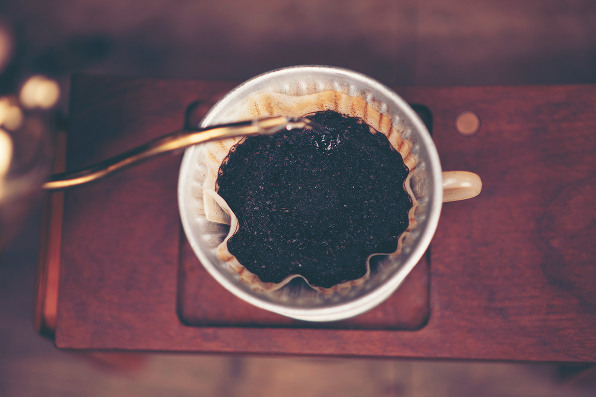 額外添加咖啡粉量的手沖咖啡，口感不但較為明亮且不平衡，同時也無端浪費了許多咖啡粉。