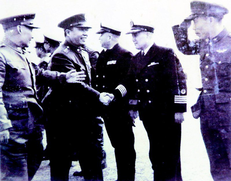 胡宗南（左）陪同彭孟緝（左二）巡視部隊。圖／胡為真提供