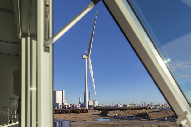 荷蘭鹿特丹港口，矗立著奇異公司巨型離岸風力發電機測試款Haliade-X。圖／取自紐約時報