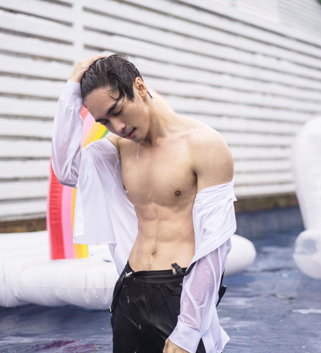 王振諾在新歌「該拿你怎麼辦」MV秀出6塊肌身材。圖／這方娛樂提供