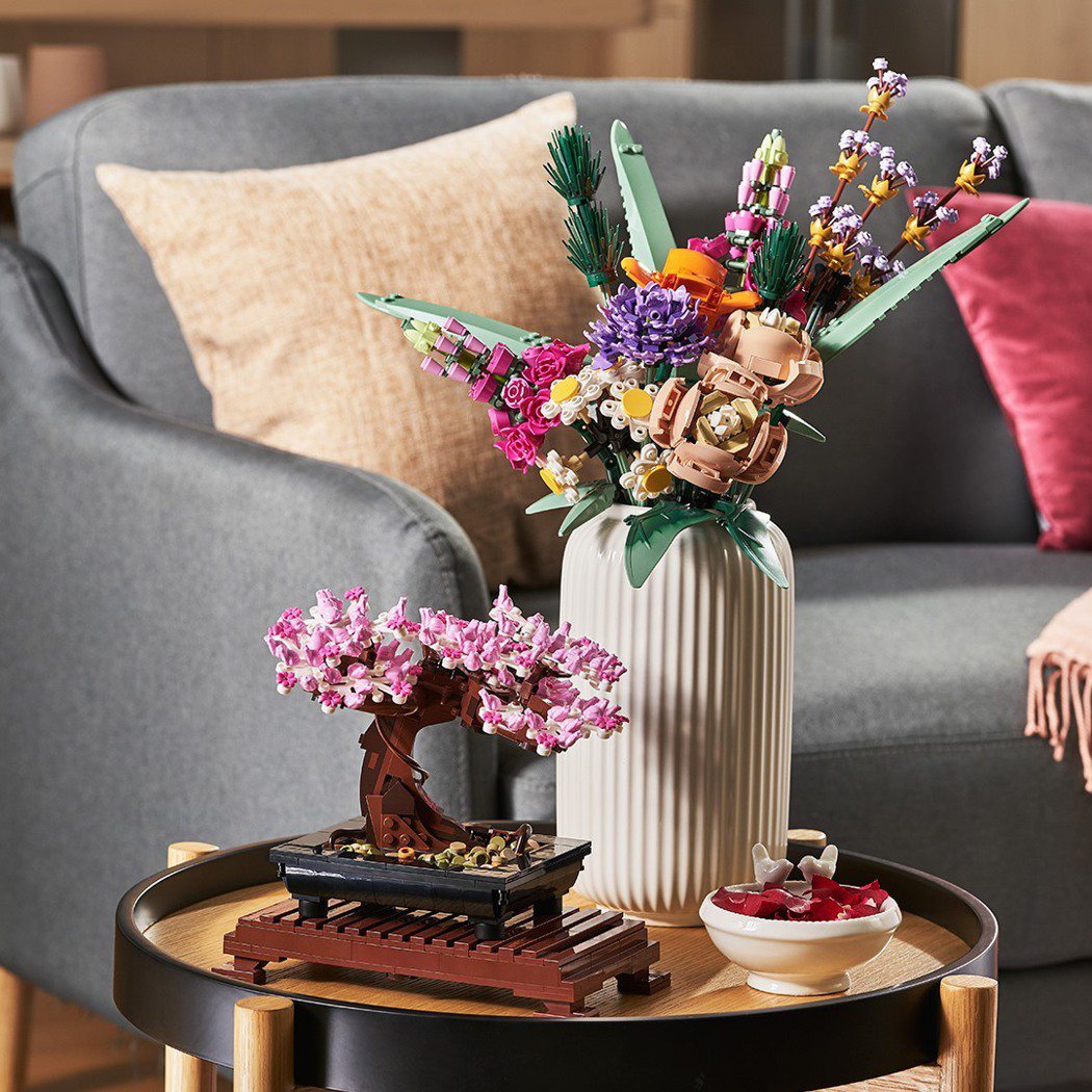 樂高推出花藝系列，共有花束與盆栽兩款組合。圖／摘自LEGO臉書粉絲團