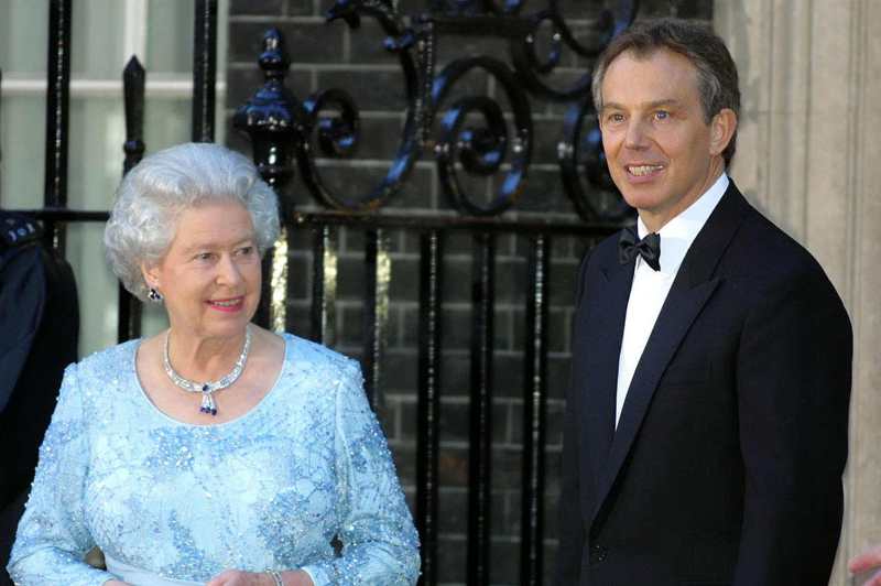 英國前首相布萊爾已卸任13年，卻遲遲未獲女王封爵。圖為英國女王伊麗莎白二世（左）和布萊爾2002年在首相府外留影。美聯社