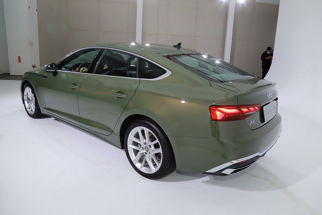 Audi A5 Sportback融合雙門跑車的線條曲線設計，運用修長水平線條劃...