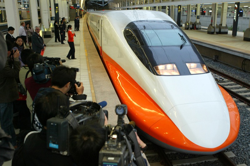 台灣高鐵正式啟用，第一班列車早上七點從高雄左營站出發前往板橋，媒體記者聚集獵取鏡頭。圖／聯合報系資料照片