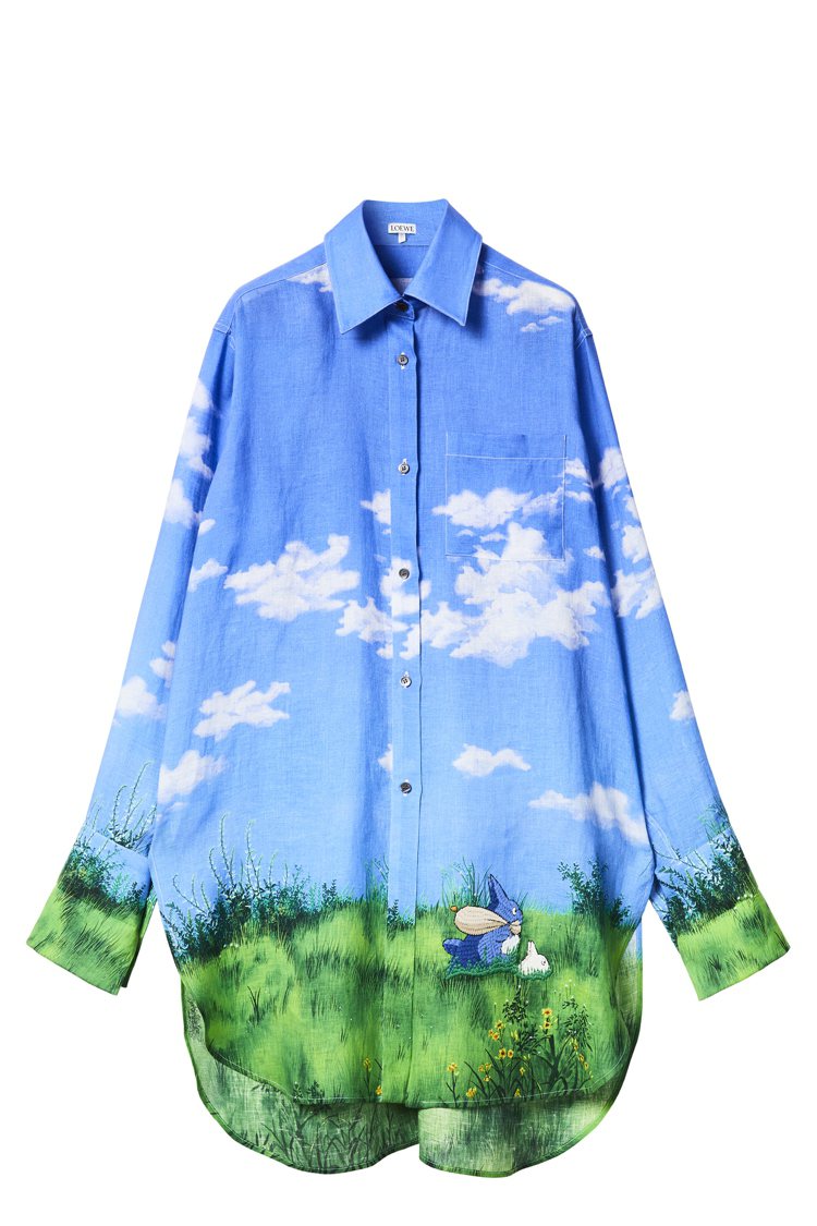 Totoro天空藍景色長版襯衫，37,000元。圖／LOEWE提供