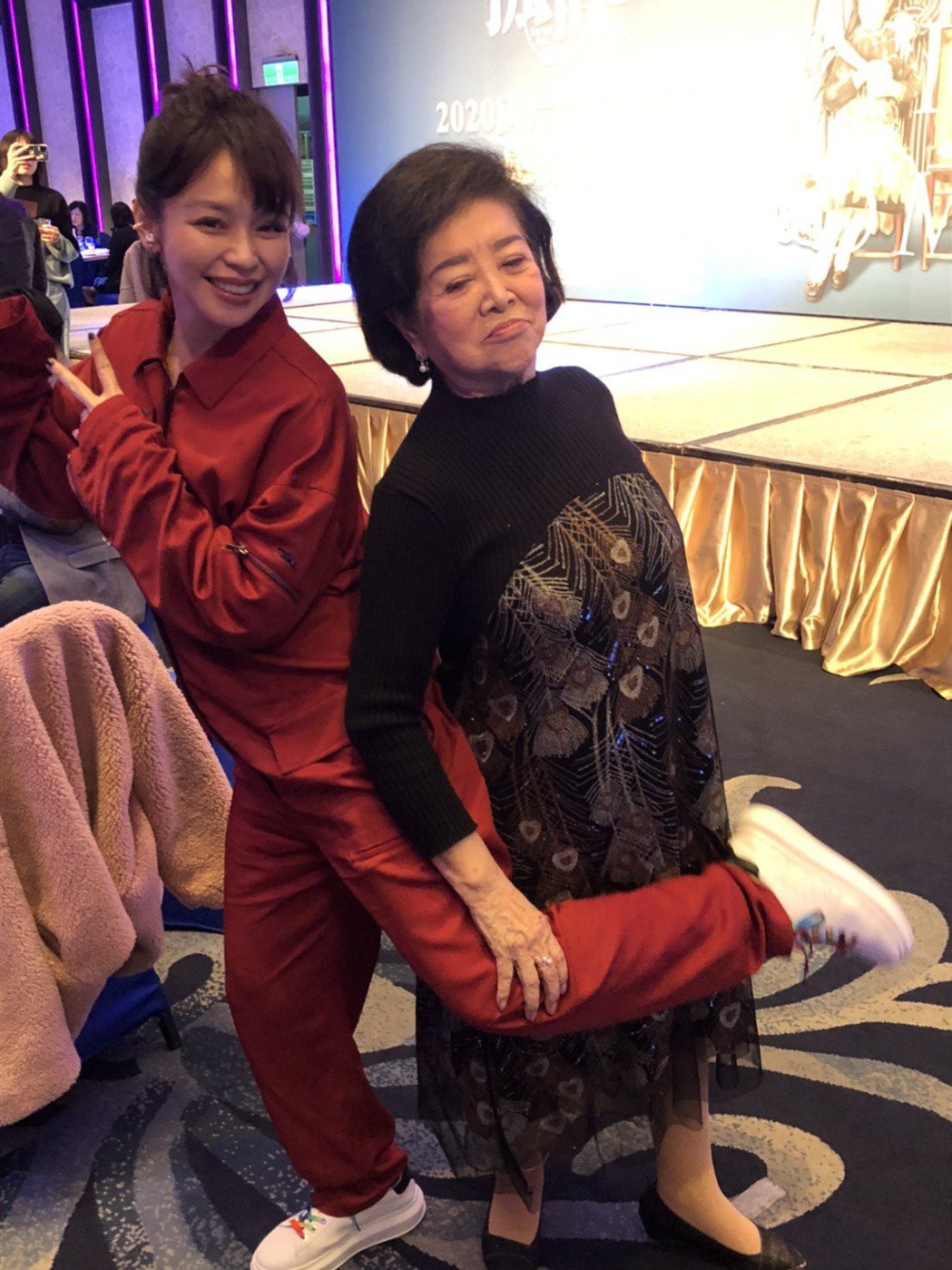徐若瑄（左）和陳淑芳（右）開心參加「孤味」慶功宴。記者陳建嘉／攝影