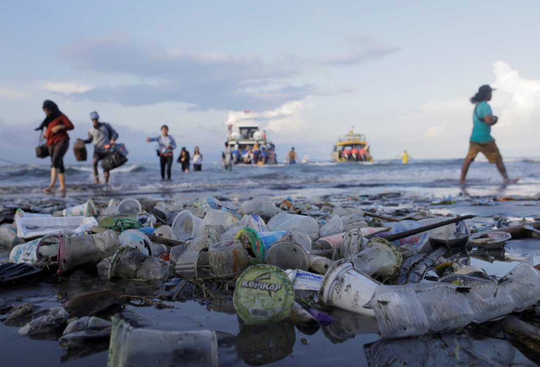 研究發現，峇里島每一天會產生約4,281噸的垃圾，不過在這之中只有一半的垃圾會得...