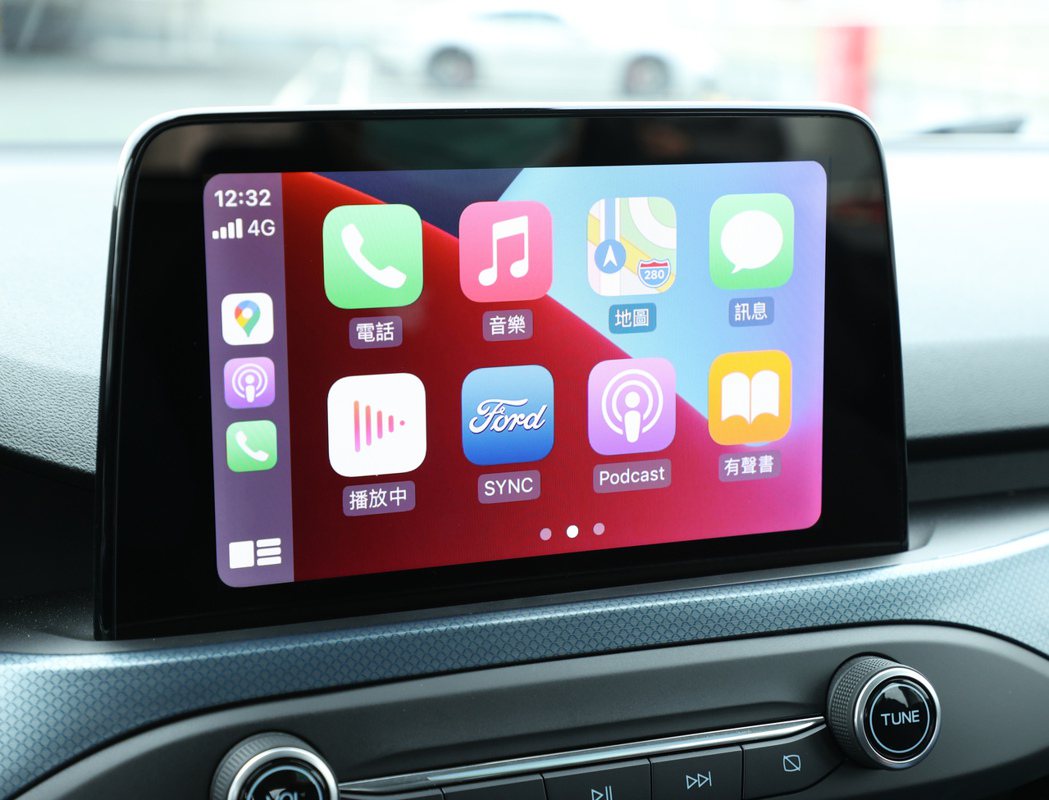 支援Apple CarPlay及Android Auto系統的8吋懸浮式全彩LC...