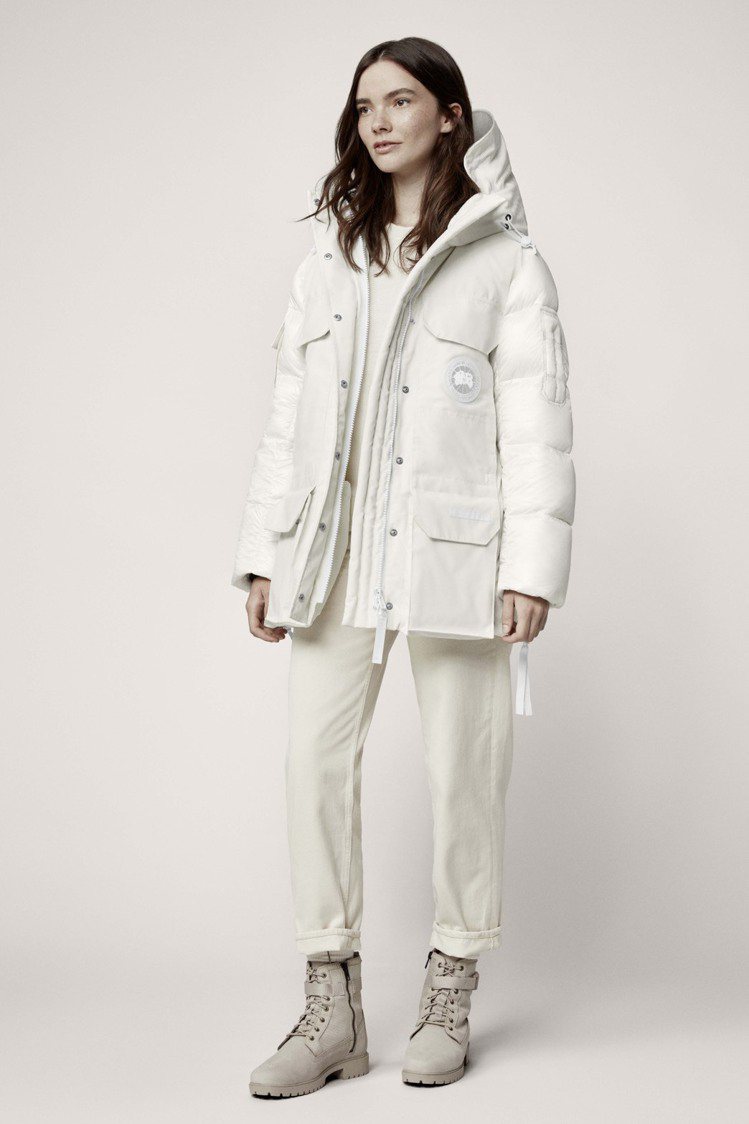 The Standard Expedition標準遠征款派克大衣，使用未染色布料，呈現自然米白色。圖／Canada Goose提供