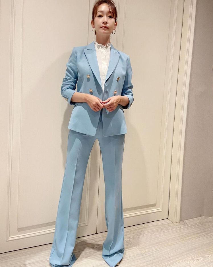 清新藍色西裝、喇叭褲輪廓，呈現MARELLA七○年代中產階級的極簡優雅。圖／取自IG