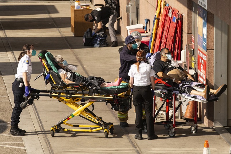 加州洛杉磯郡的救護人員5日將患者送入洛杉磯郡南加大醫院急診部，當局已發布即刻生效通告，指示救護人員節約使用氧氣。歐新社