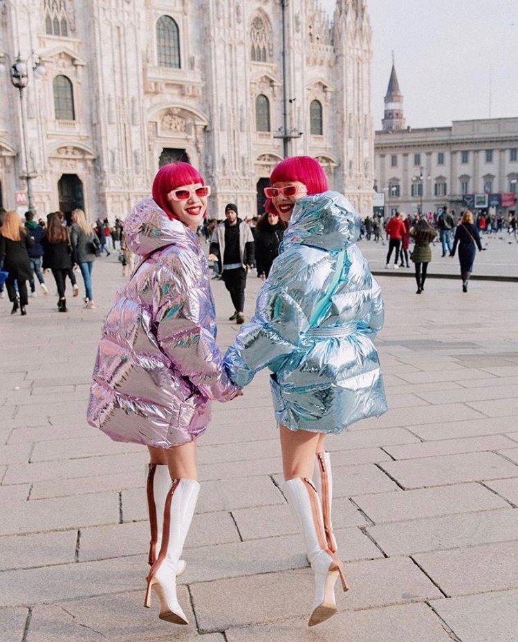 日本時尚雙胞胎AMIAYA鈴木姊妹穿IENKI IENKI金屬霓光羽絨外套。圖／團團國際時尚提供