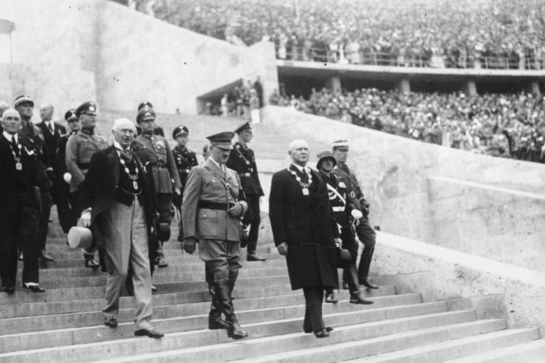 希特勒（中）出席1936年的柏林奧運。 圖／維基共享
