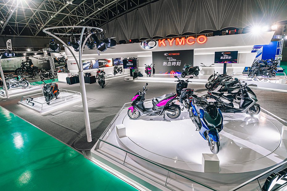 KYMCO於2021年1月8日至10日假新北市工商展覽中心開展的TAIWAN MOTORCYCLE SHOW國際摩托車展中以「Time to Excite熱血時刻」為主題，將去年全球線上發表會中所發表的旗艦車款全數演出。 圖／KYMCO提供