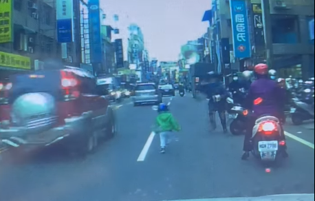一名女網友日前在臉書上發影片，只見一名孩童突衝出馬路，嚇壞眾人。圖擷自臉書