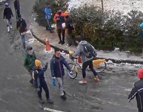 男子騎腳踏車上山賞雪，讓人不禁佩服他的肌耐力。圖擷自facebook