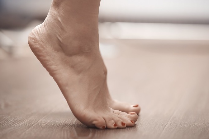 踮腳尖」好處多！在家就可以做的三款運動，遠離肌少症還能排濕氣｜骨科．復健｜科別｜元氣網