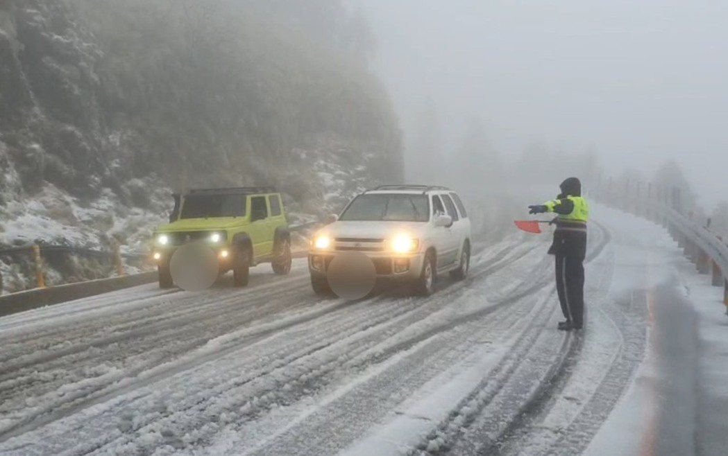 台14甲線小風口到武嶺部分路段積雪結冰，花蓮新城警方協助指揮交通。圖／警方提供