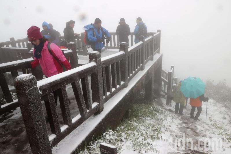 陽明山凌晨開始下雪，許多民眾走到大屯山助航站賞雪，但山頂起大霧，能見度不佳。記者蘇健忠／攝影