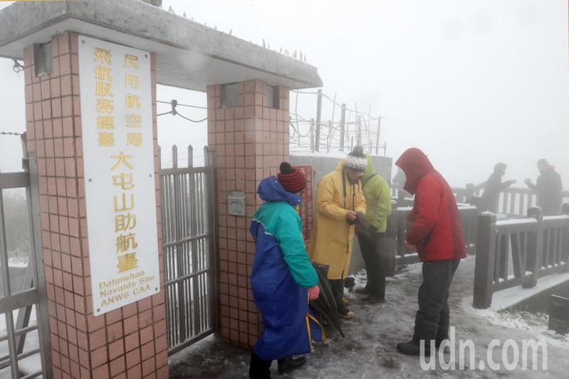 陽明山凌晨開始下雪，許多民眾走到大屯山助航站賞雪。記者蘇健忠／攝影