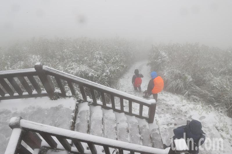 陽明山凌晨開始下雪，許多民眾走到大屯山助航站賞雪，但山頂起大霧，能見度不佳。記者蘇健忠／攝影