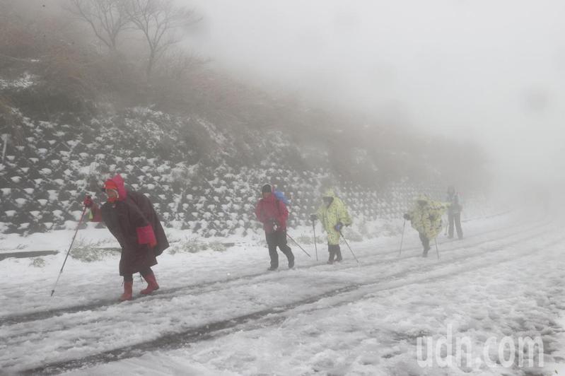陽明山凌晨開始下雪，許多民眾呼朋引伴走到大屯山助航站賞雪。記者蘇健忠／攝影