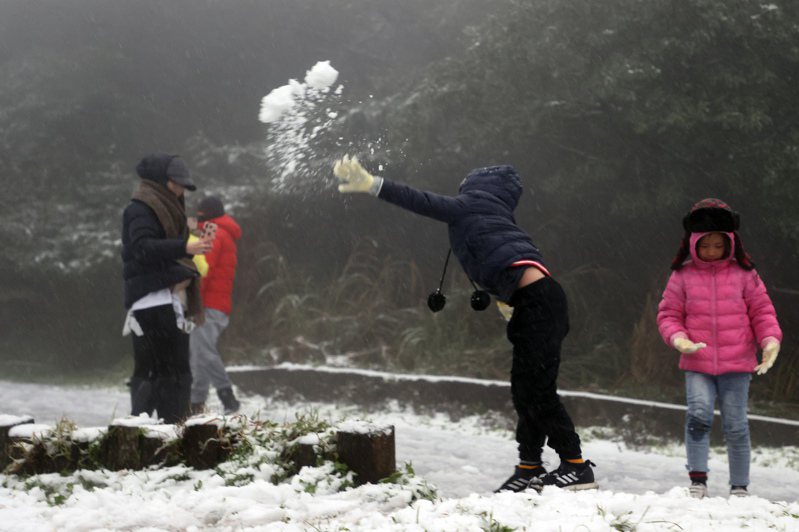 網友好奇，若台灣平地下雪，大家是否會期待，想像成日本下大雪的情況，雪大到要剷雪才能出門，但也可以打雪仗，於是想問問網友們的想法。圖為陽明山凌晨下雪，幾個小朋友在雪中丟雪球。記者蘇健忠／攝影