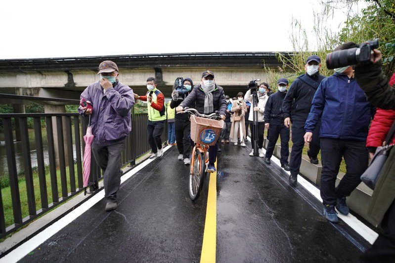 侯友宜冒寒風騎腳踏車，汐止五堵貨場河岸自行車道完工。圖／新北市政府提供