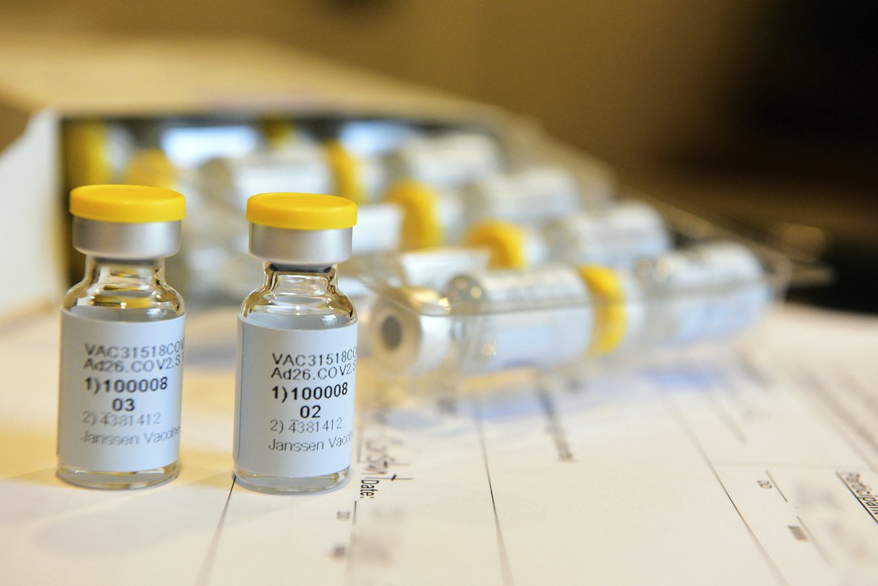 英國政府今天緊急通過第3款2019冠狀病毒疾病疫苗，是由美國藥廠莫德納研發，然而，英國許多民眾卻只願意施打英國製的牛津大學疫苗。美聯社