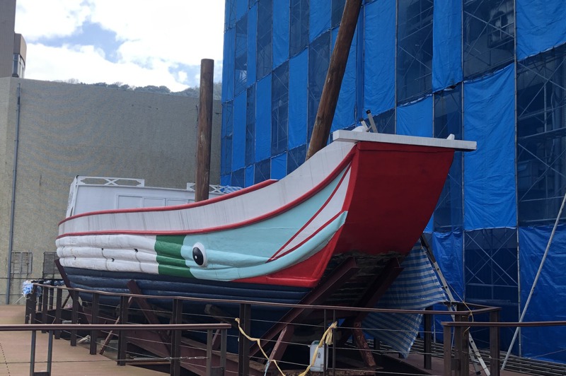 採用19世紀末中製木船的「自由中國號」，去年改由海洋大學戶外展存，海大近來重新漆上色彩，引起非議。記者何定照／攝影