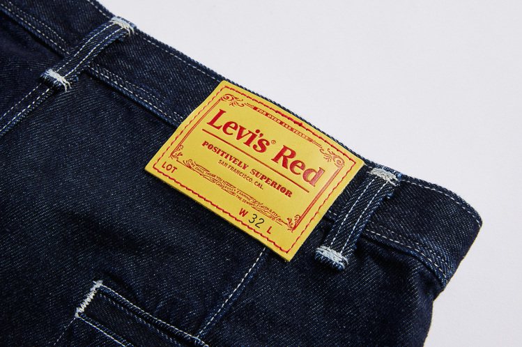LEVI'S全新RED系列褲款，搭配復刻黃標，忠實反應出90年代的美學。圖／LEVI'S提供