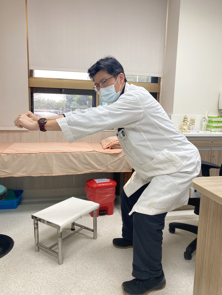 奇美醫院骨科醫師林昇輝示範較不容易受傷的深蹲姿式。記者修瑞瑩／攝影