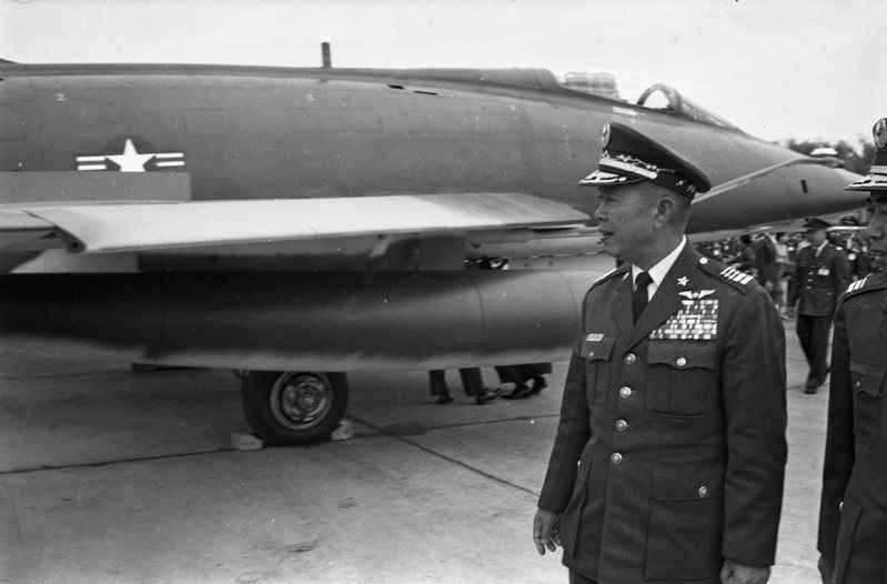 賴名湯是空軍飛行員出身，擔任過空軍總司令、謀總長，憑著他過去飛行經驗，對於空中的天候狀況變化有高度警覺，並因此2次逃過死劫。圖／聯合報系資料照片