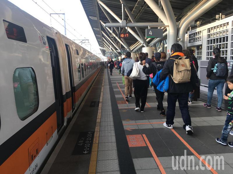 台灣高鐵2021年春節疏運期間，加開441班次列車，為南下236班、北上205班，較平常增加三成運能。本報資料照片