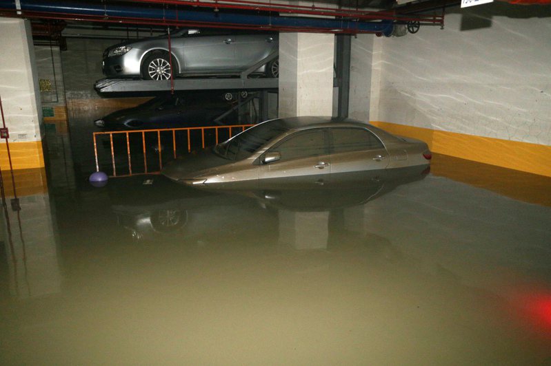 地下停車場最怕遇到豪大雨，萬一淹水汽車價值都常嚴重下跌。圖／聯合報系資料照片