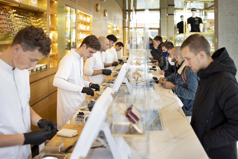 荷蘭阿姆斯特丹大麻咖啡館Boerejongens裡，店員忙著販售大麻。圖／取自紐約時報