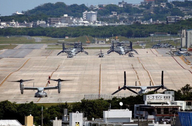 普天間機場是美軍陸戰隊駐日本最大的武裝直升機基地，圖為停在機場內的魚鷹式傾斜旋翼機。路透