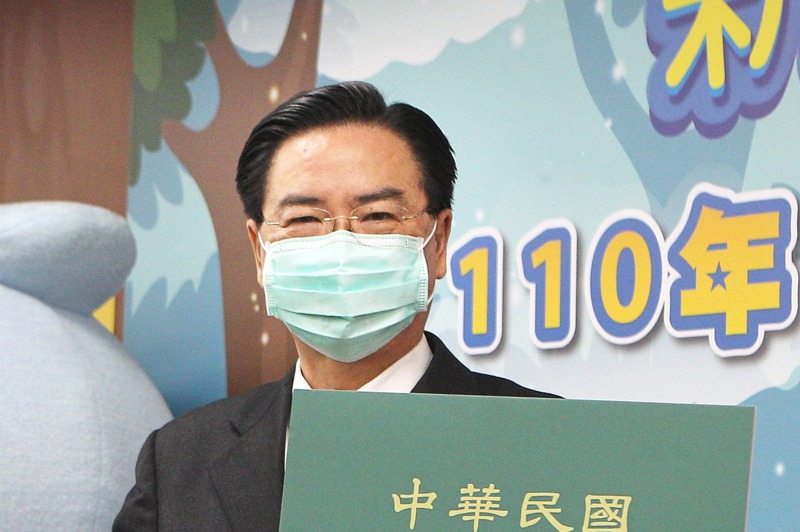 外交部長吳釗燮手持放大版「Taiwan」字體新版晶片護照供媒體拍照。記者蘇健忠／攝影
備註