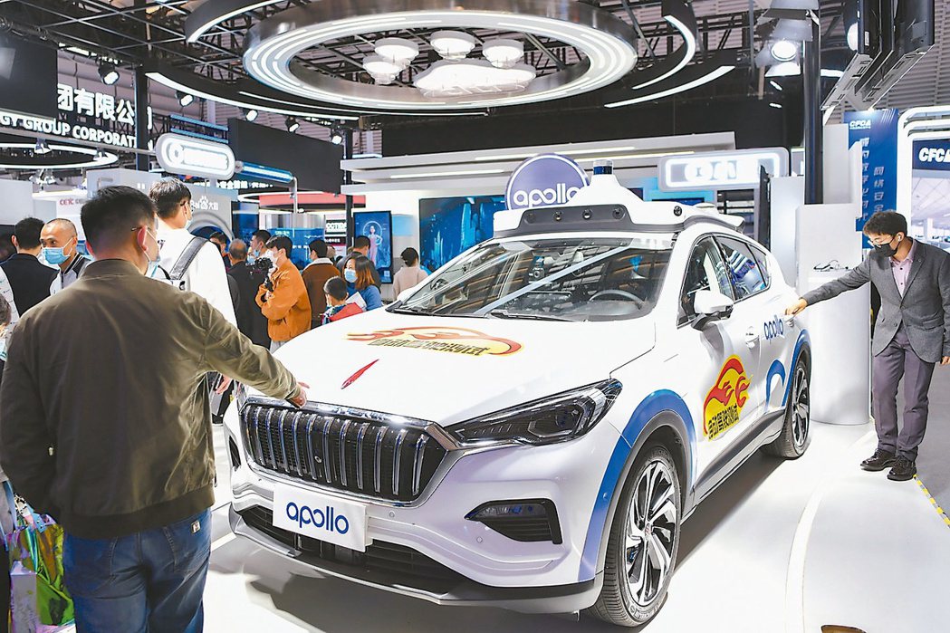 百度宣布與吉利合作進軍智能電動汽車。圖為百度在烏鎮舉辦的2020年互聯網大會上展出自動駕駛測試車。
（新華社）