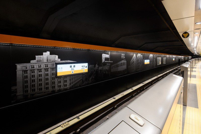 銀座線的站台側壁，畫上老式的銀座市容形象，候車時可感受著銀座的歷史變遷。圖／©Tokyo_Metro_Co.,_Ltd.