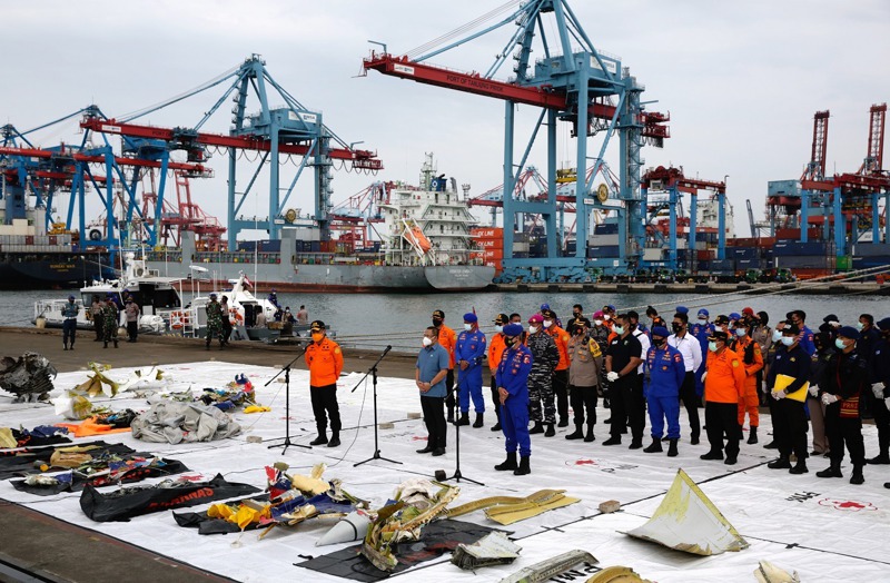 印尼三佛齊航空SJY182班機9日起飛後失事，搜救人員11日陳列出他們打撈上岸的殘骸。歐新社