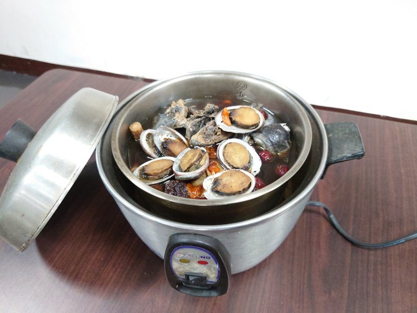 貢寮鮑只要用電鍋就可處理，輕鬆又方便，是冬季在家最佳的補品之一。 圖／新北市漁業...